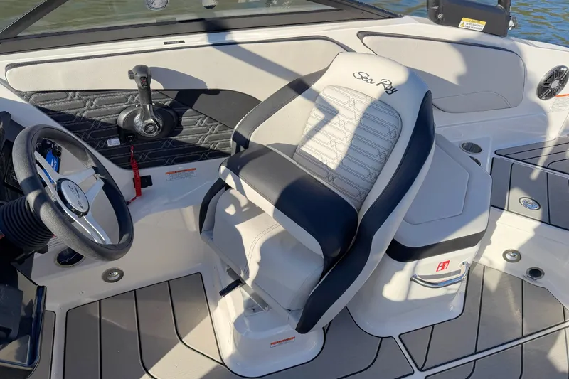 Slide: The Image of Sea Ray SPX 210 2026 - 13