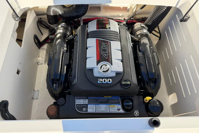 Slide: The Image of Sea Ray SPX 210 2026 - 24