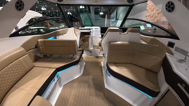 Slide: The Image of Sea Ray Sundancer 320 Outboard 2026 - 12