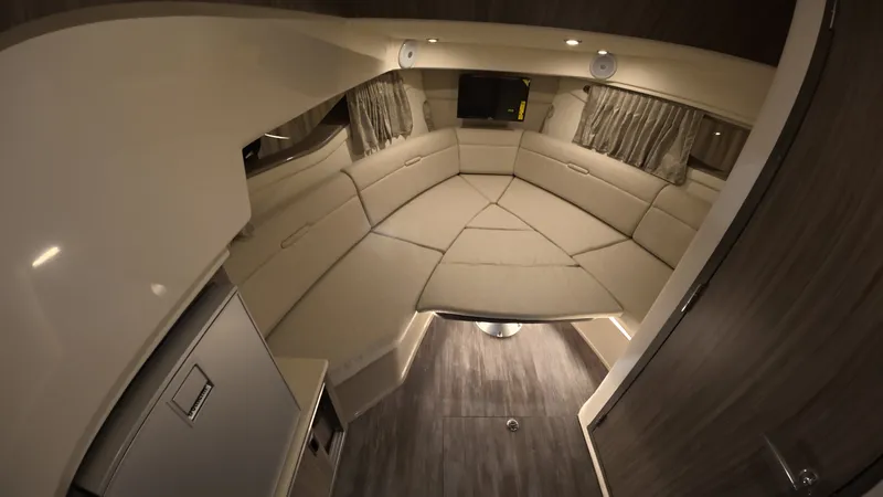 Slide: The Image of Sea Ray Sundancer 320 Outboard 2026 - 23