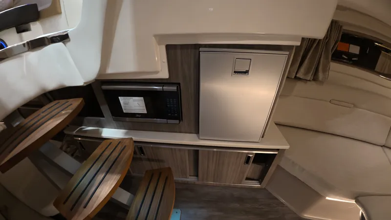 Slide: The Image of Sea Ray Sundancer 320 Outboard 2026 - 28