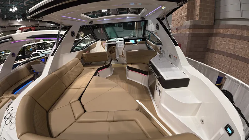Slide: The Image of Sea Ray Sundancer 320 Outboard 2026 - 4