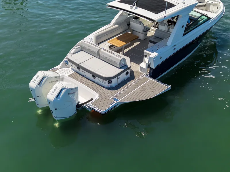 Slide: The Image of Sea Ray SLX 400 Outboard 2026 - 14