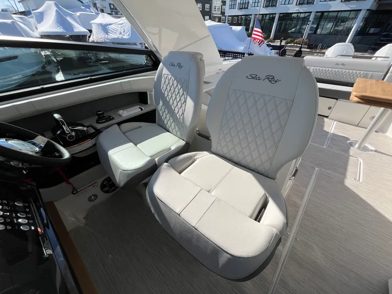 Slide: The Image of Sea Ray SLX 400 Outboard 2026 - 16