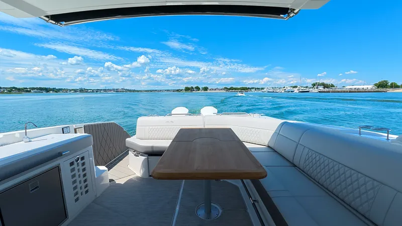 Slide: The Image of Sea Ray SLX 400 Outboard 2026 - 29