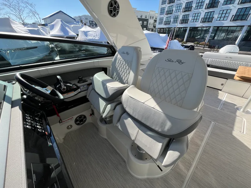 Slide: The Image of Sea Ray SLX 400 Outboard 2026 - 17