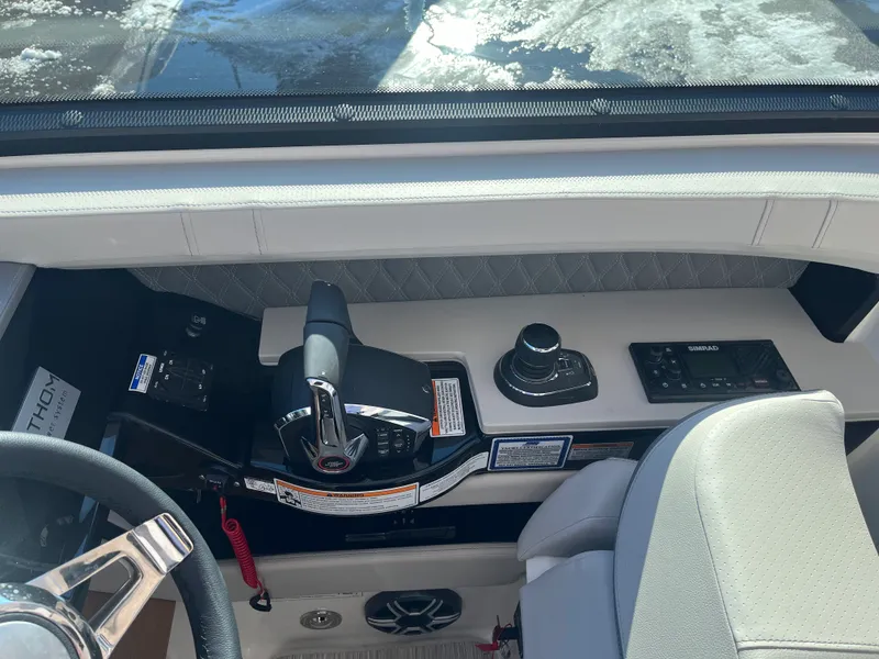 Slide: The Image of Sea Ray SLX 400 Outboard 2026 - 18