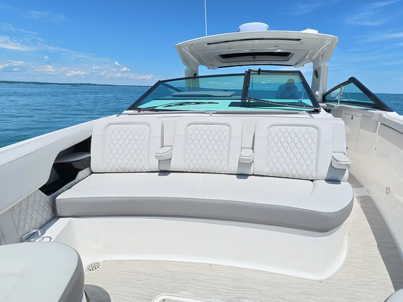 Slide: The Image of Sea Ray SLX 400 Outboard 2026 - 47