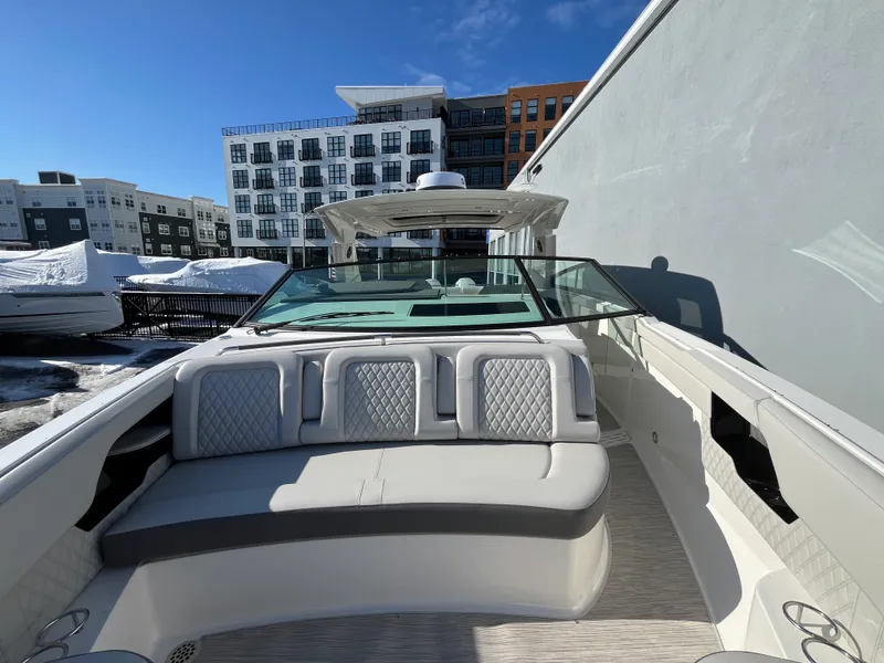 Slide: The Image of Sea Ray SLX 400 Outboard 2026 - 22