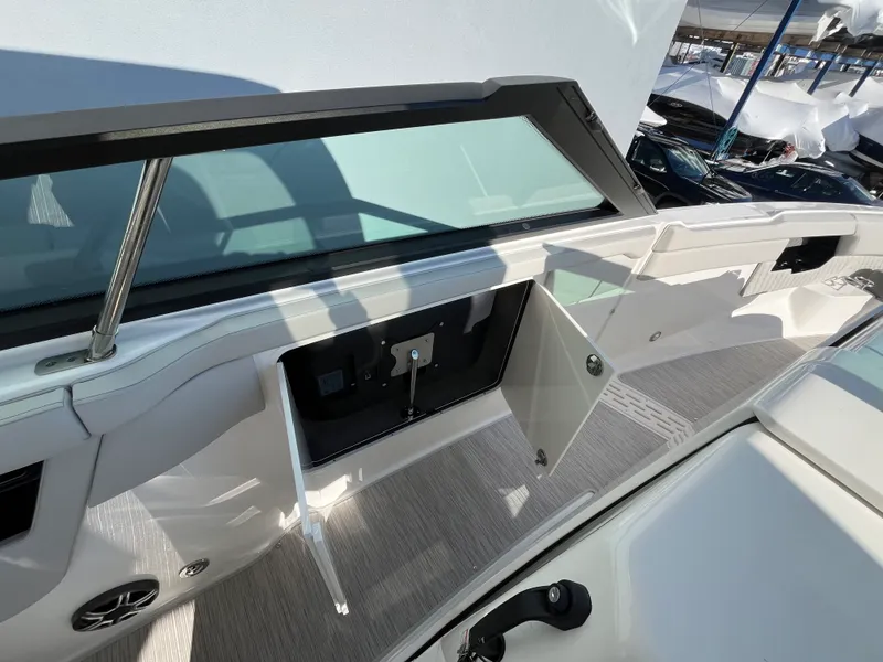 Slide: The Image of Sea Ray SLX 400 Outboard 2026 - 23