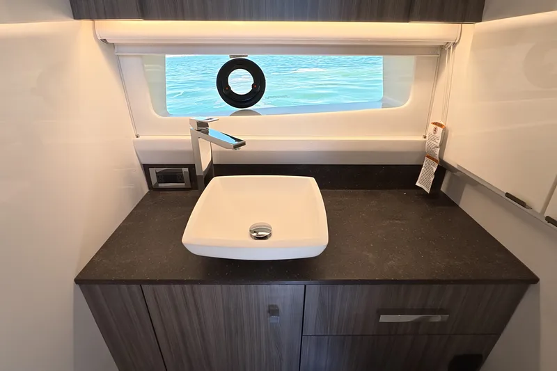 Slide: The Image of Sea Ray SLX 400 Outboard 2026 - 43