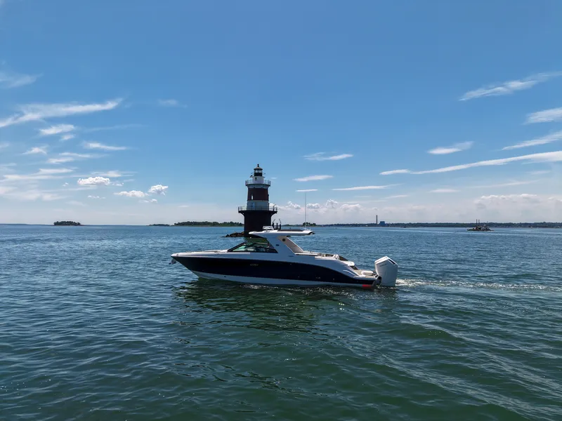 Slide: The Image of Sea Ray SLX 400 Outboard 2026 - 16
