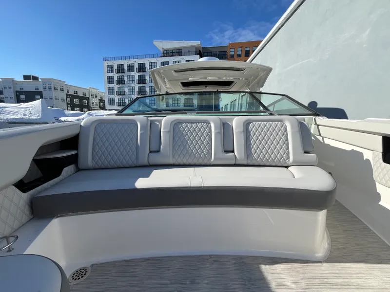 Slide: The Image of Sea Ray SLX 400 Outboard 2026 - 32