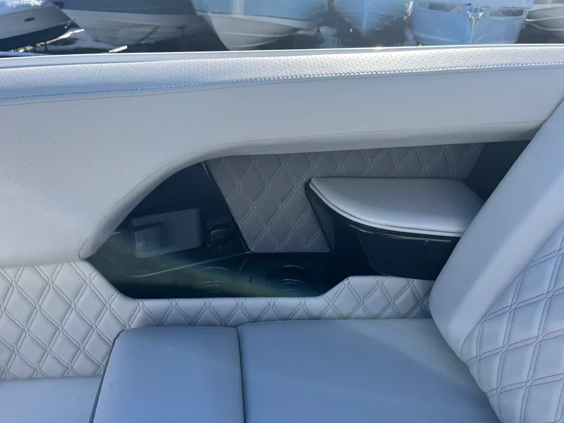 Slide: The Image of Sea Ray SLX 400 Outboard 2026 - 34