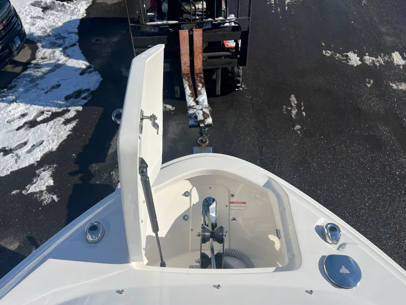 Slide: The Image of Sea Ray SLX 400 Outboard 2026 - 35