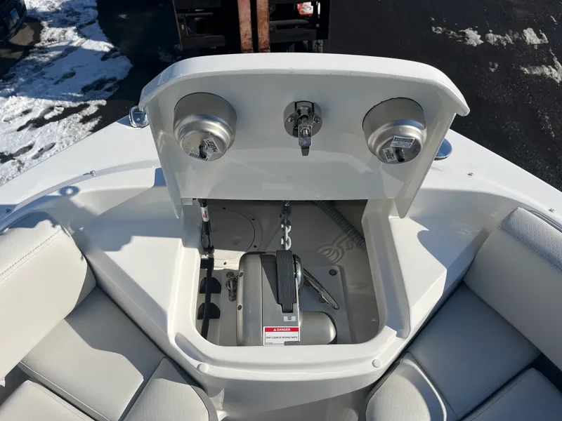 Slide: The Image of Sea Ray SLX 400 Outboard 2026 - 37