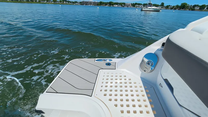 Slide: The Image of Sea Ray SLX 400 Outboard 2026 - 22