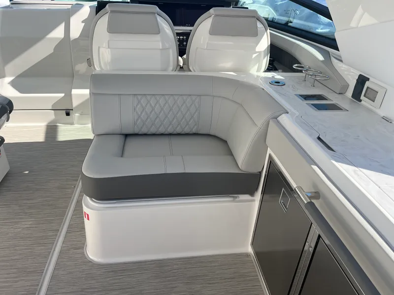 Slide: The Image of Sea Ray SLX 400 Outboard 2026 - 38