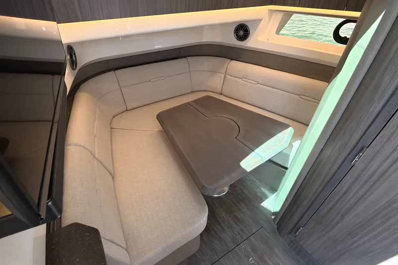 Slide: The Image of Sea Ray SLX 400 Outboard 2026 - 37