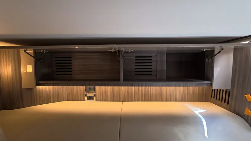 Slide: The Image of Sea Ray SLX 400 Outboard 2026 - 47