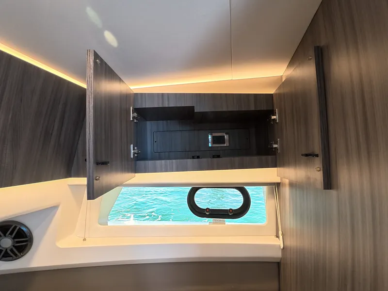Slide: The Image of Sea Ray SLX 400 Outboard 2026 - 44