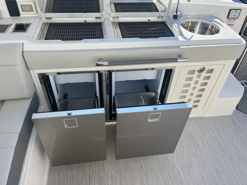 Slide: The Image of Sea Ray SLX 400 Outboard 2026 - 41