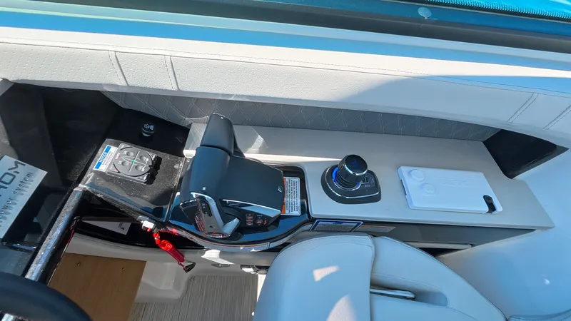 Slide: The Image of Sea Ray SLX 400 Outboard 2026 - 59