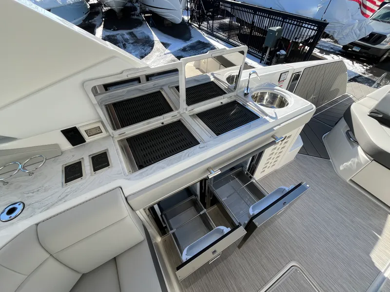 Slide: The Image of Sea Ray SLX 400 Outboard 2026 - 42