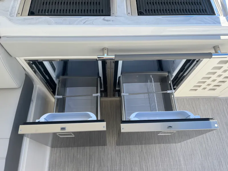 Slide: The Image of Sea Ray SLX 400 Outboard 2026 - 43