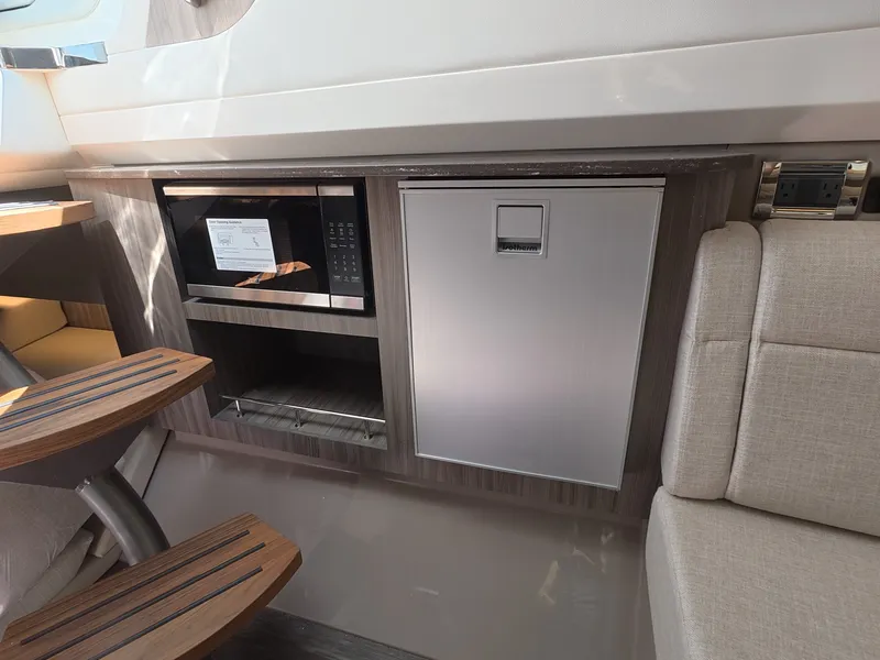 Slide: The Image of Sea Ray SLX 400 Outboard 2026 - 40