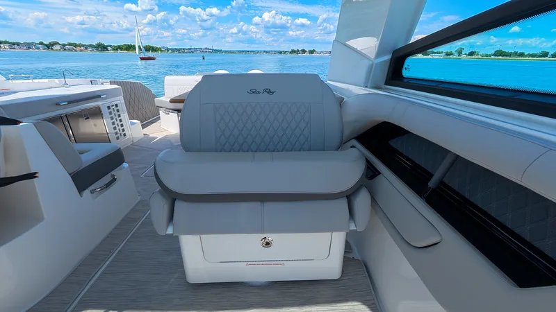 Slide: The Image of Sea Ray SLX 400 Outboard 2026 - 38