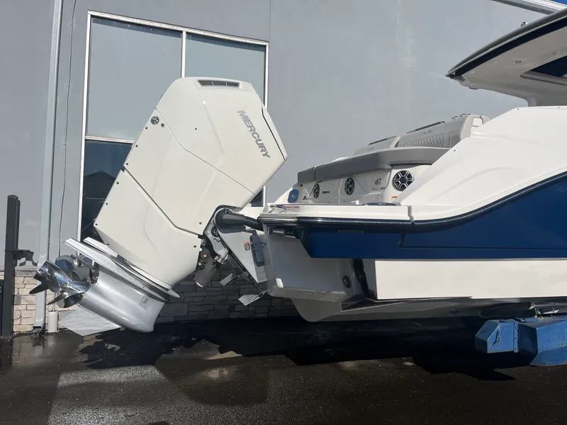 Slide: The Image of Sea Ray SLX 400 Outboard 2026 - 5