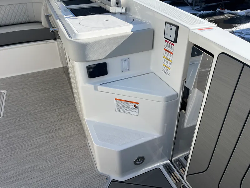 Slide: The Image of Sea Ray SLX 400 Outboard 2026 - 50