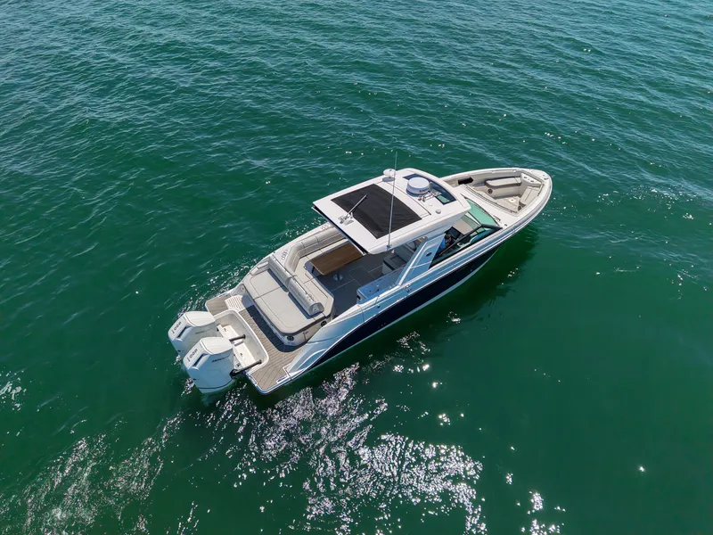 Slide: The Image of Sea Ray SLX 400 Outboard 2026 - 7