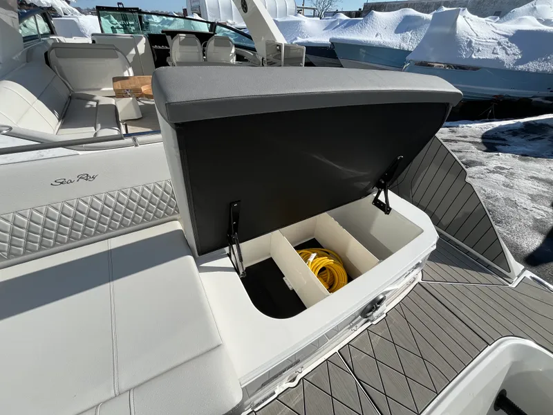 Slide: The Image of Sea Ray SLX 400 Outboard 2026 - 53