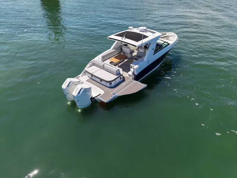 Slide: The Image of Sea Ray SLX 400 Outboard 2026 - 13