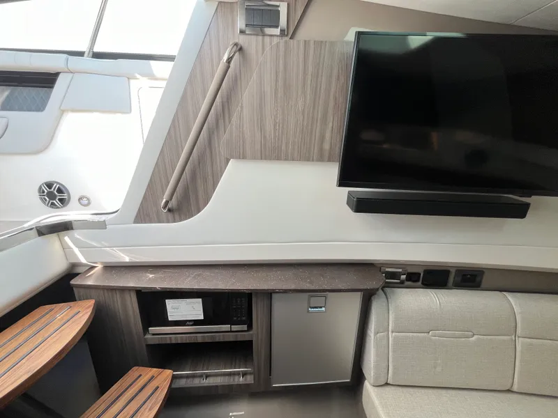 Slide: The Image of Sea Ray SLX 400 Outboard 2026 - 59