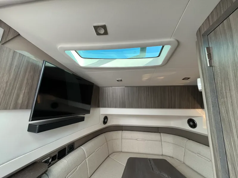 Slide: The Image of Sea Ray SLX 400 Outboard 2026 - 61