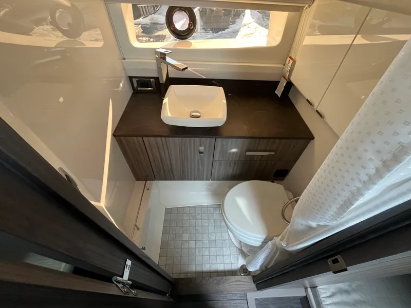 Slide: The Image of Sea Ray SLX 400 Outboard 2026 - 63