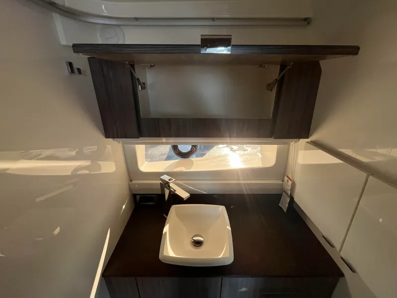 Slide: The Image of Sea Ray SLX 400 Outboard 2026 - 65