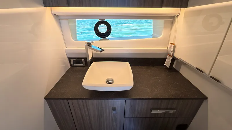 Slide: The Image of Sea Ray SLX 400 Outboard 2026 - 51