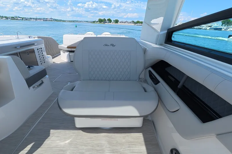 Slide: The Image of Sea Ray SLX 400 Outboard 2026 - 31