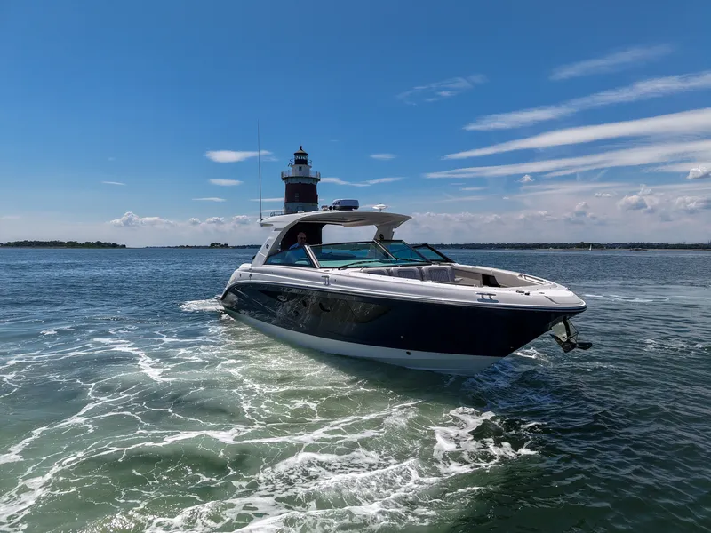 Slide: The Image of Sea Ray SLX 400 Outboard 2026 - 11