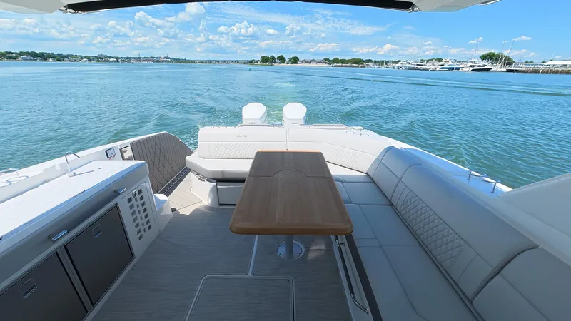 Slide: The Image of Sea Ray SLX 400 Outboard 2026 - 25