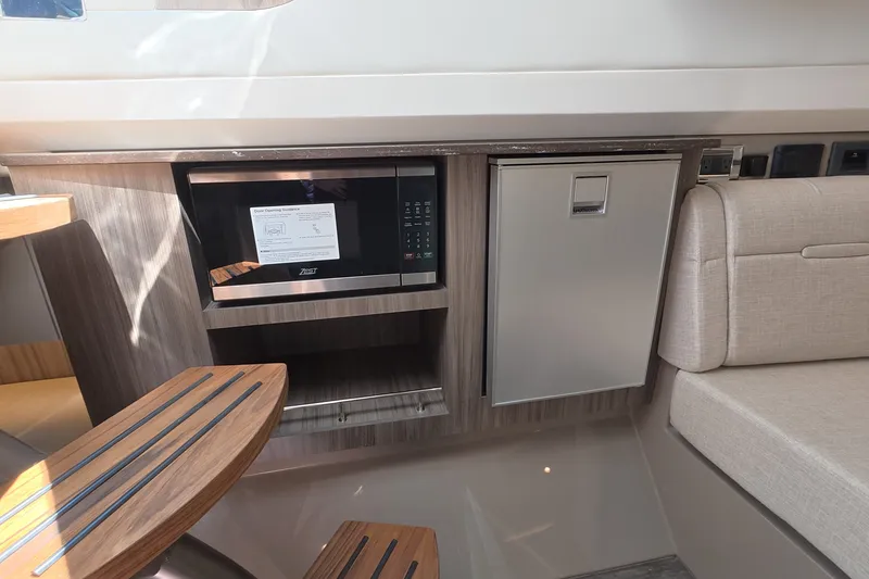 Slide: The Image of Sea Ray SLX 400 Outboard 2026 - 41