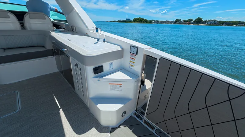 Slide: The Image of Sea Ray SLX 400 Outboard 2026 - 35