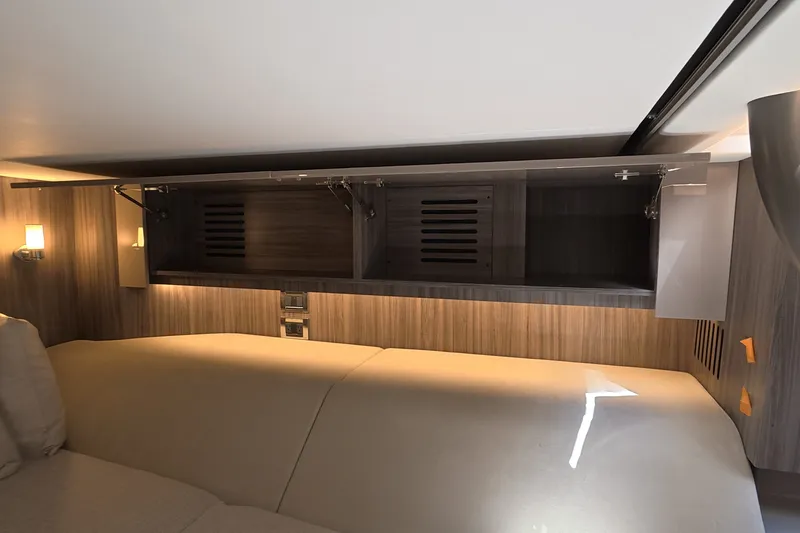 Slide: The Image of Sea Ray SLX 400 Outboard 2026 - 46