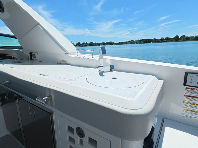 Slide: The Image of Sea Ray SLX 400 Outboard 2026 - 28
