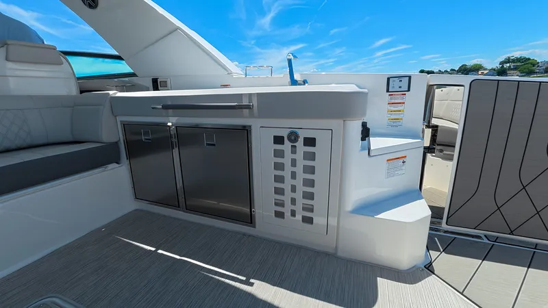 Slide: The Image of Sea Ray SLX 400 Outboard 2026 - 31