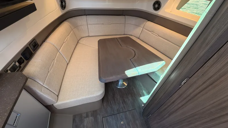 Slide: The Image of Sea Ray SLX 400 Outboard 2026 - 42
